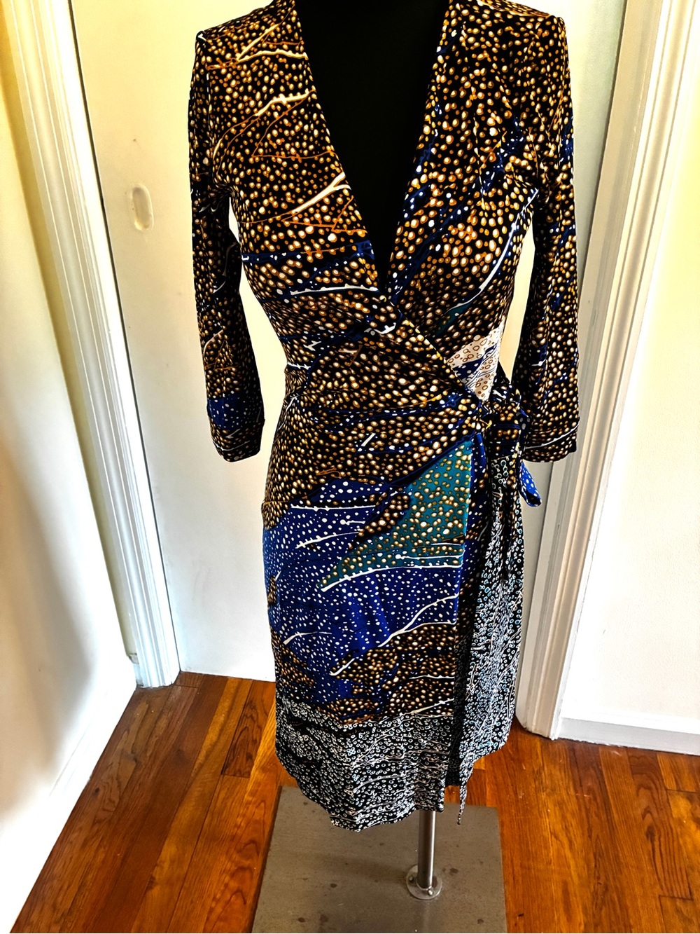 Diane Von Furstenburg classic wrap dress size 4, 100% silk